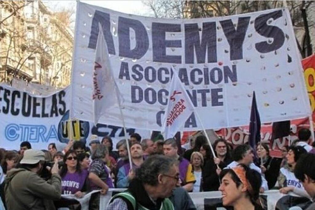 Gremios docentes porteños protestan en rechazo al cierre de carreras de profesorados