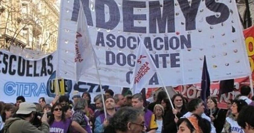 Gremios docentes porteños protestan en rechazo al cierre de carreras de profesorados