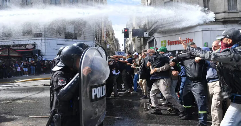 Incidentes en la marcha piquetera: la Policía desalojó la 9 de Julio y detuvo a 11 manifestantes
