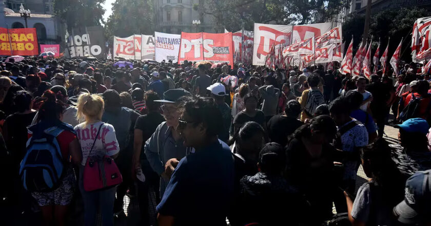 Nueva protesta de piqueteros y desafío al protocolo: movilización frente a la Quinta de Olivos y cortes en los accesos a CABA