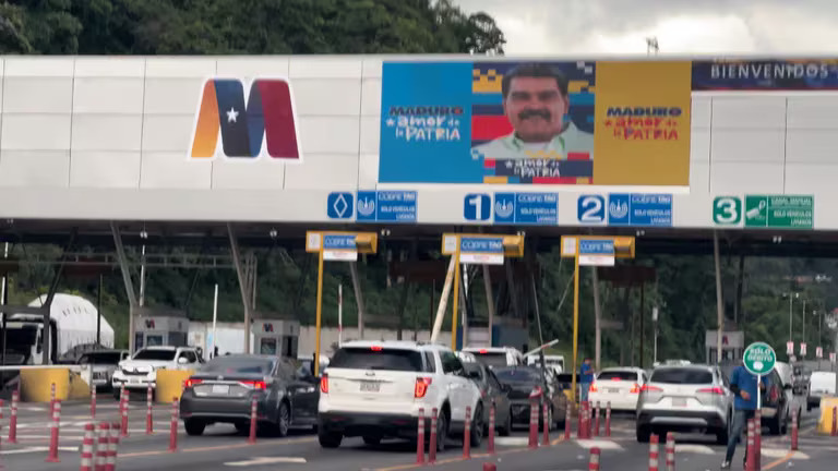 el viaje en un convoy de 9 autos blindados, la guerra logística que plantó Maduro y el latido de un país