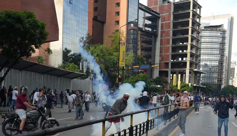 Cuatro muertos, 46 detenidos y varios heridos durante las protestas contra el fraude de Nicolás Maduro en Venezuela