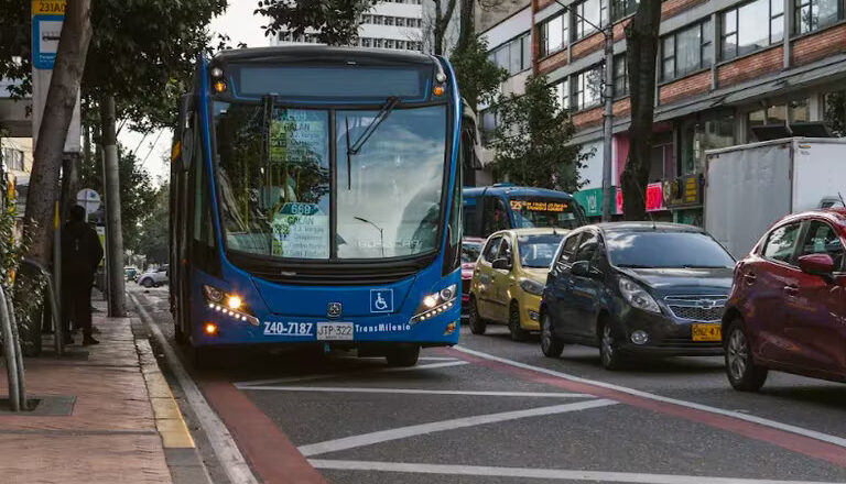 Inician sanciones por invasión al nuevo carril preferencial de la carrera 13: este 22 de agosto empieza la medida