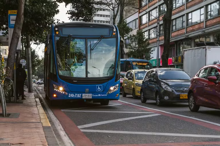 Inician sanciones por invasión al nuevo carril preferencial de la carrera 13: este 22 de agosto empieza la medida