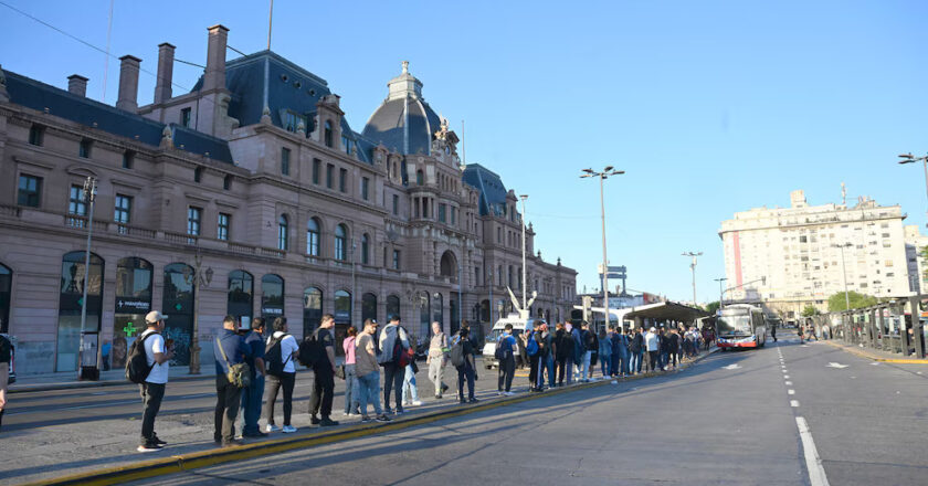 Rige el paro de 24 horas del transporte, sin la adhesión de los colectivos y con piquetes que aportarán tensión en la calle