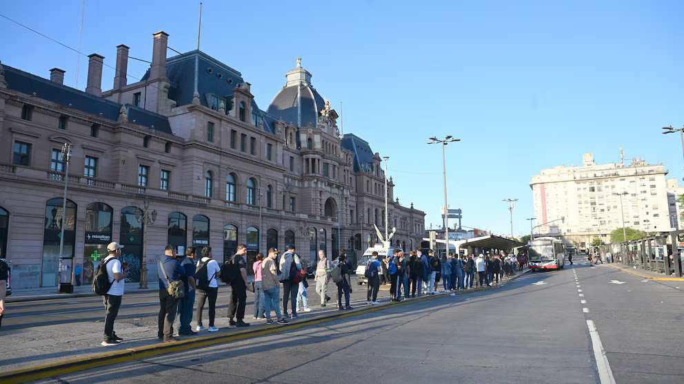 Rige el paro de 24 horas del transporte, sin la adhesión de los colectivos y con piquetes que aportarán tensión en la calle