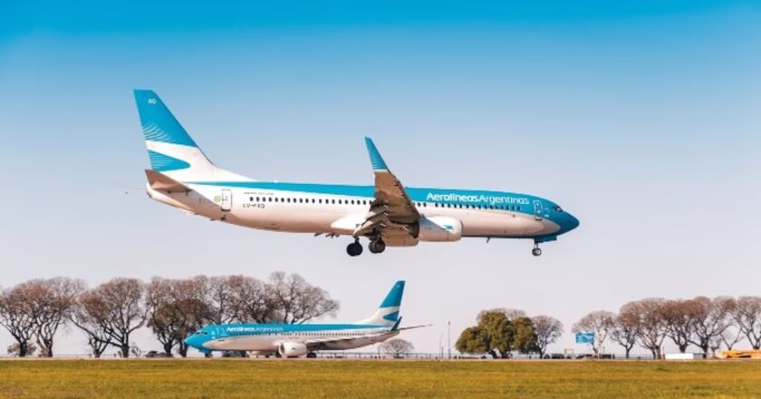 Aerolíneas Argentinas y los sindicatos firmaron el acuerdo: incluye una mejora económica y cambios en las condiciones laborales