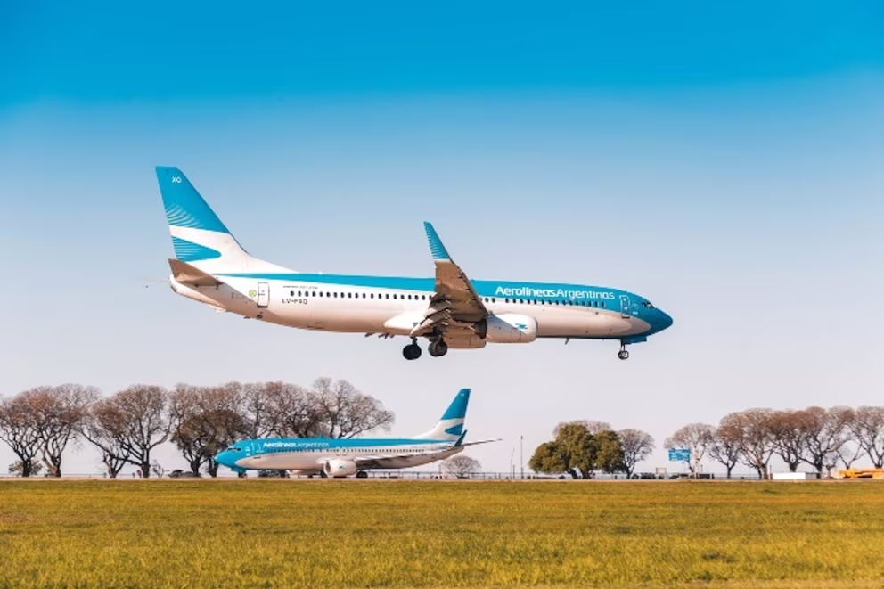 Aerolíneas Argentinas y los sindicatos firmaron el acuerdo: incluye una mejora económica y cambios en las condiciones laborales