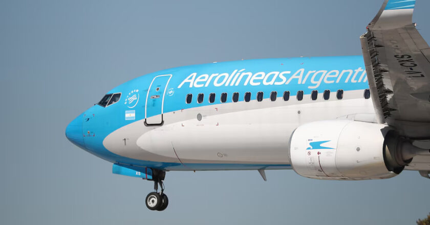 En medio de las negociaciones con los gremios, el Gobierno ratificó que va a “terminar con Aerolíneas Argentinas” si no aceptan su privatización