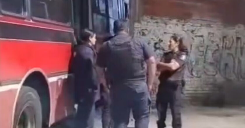 “Te voy a matar, te voy a pegar un tiro”: un chofer de la Línea 55 se resistió a un robo, perdió el control del colectivo y terminó incrustado en una casa