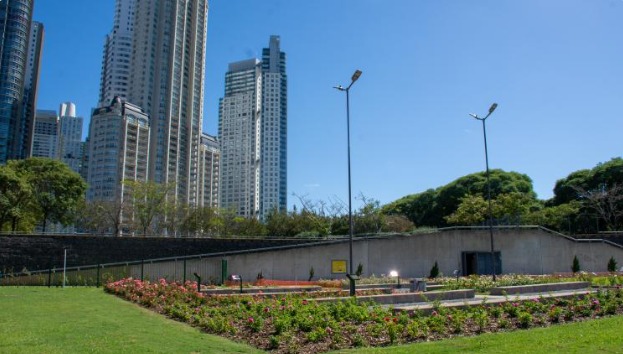 Entrega de esquejes en el Rosedal Micaela Bastidas: una invitación a multiplicar el verde en la Ciudad