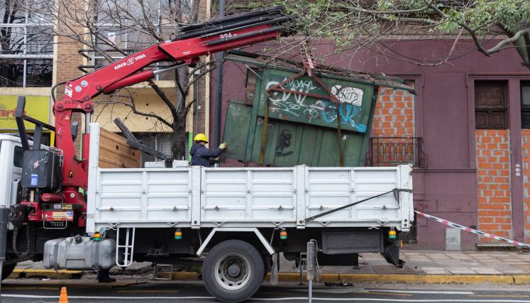 Más orden en el espacio público: el plan de Ciudad para sacar de las veredas los puestos de diarios y de flores abandonados