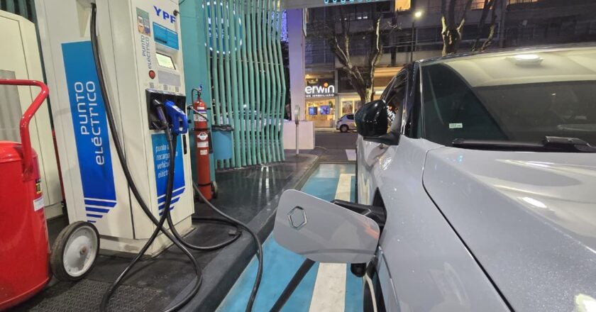 El Gobierno porteño habilita puestos de cargas para autos eléctricos en las calles