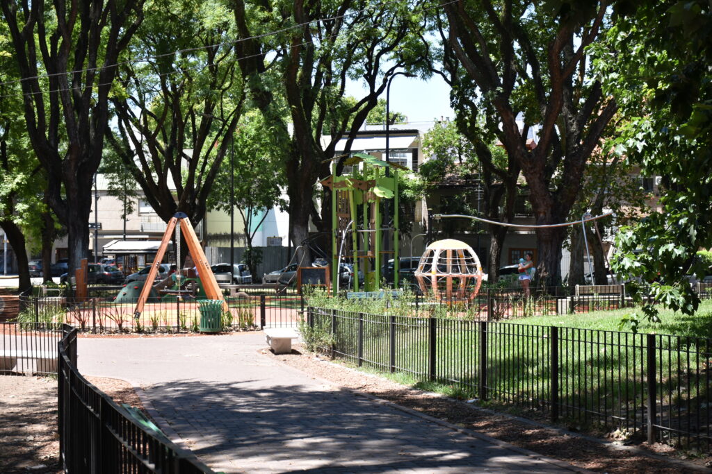 La Plaza Benjamín Vicuña Mackenna recuperó su funcionalidad y espacios de recreación en Saavedra